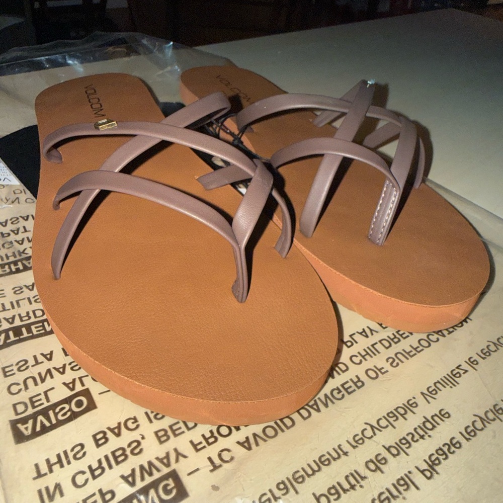 Volcom women’s brown flip flops